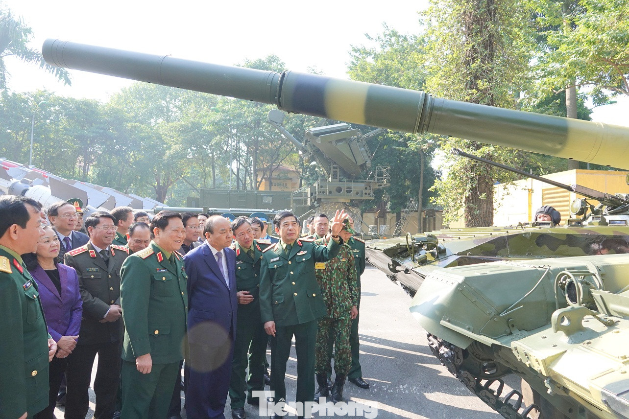 Thủ tướng tham quan xe tăng, tên lửa, khí tài hiện đại của Quân đội ảnh 2