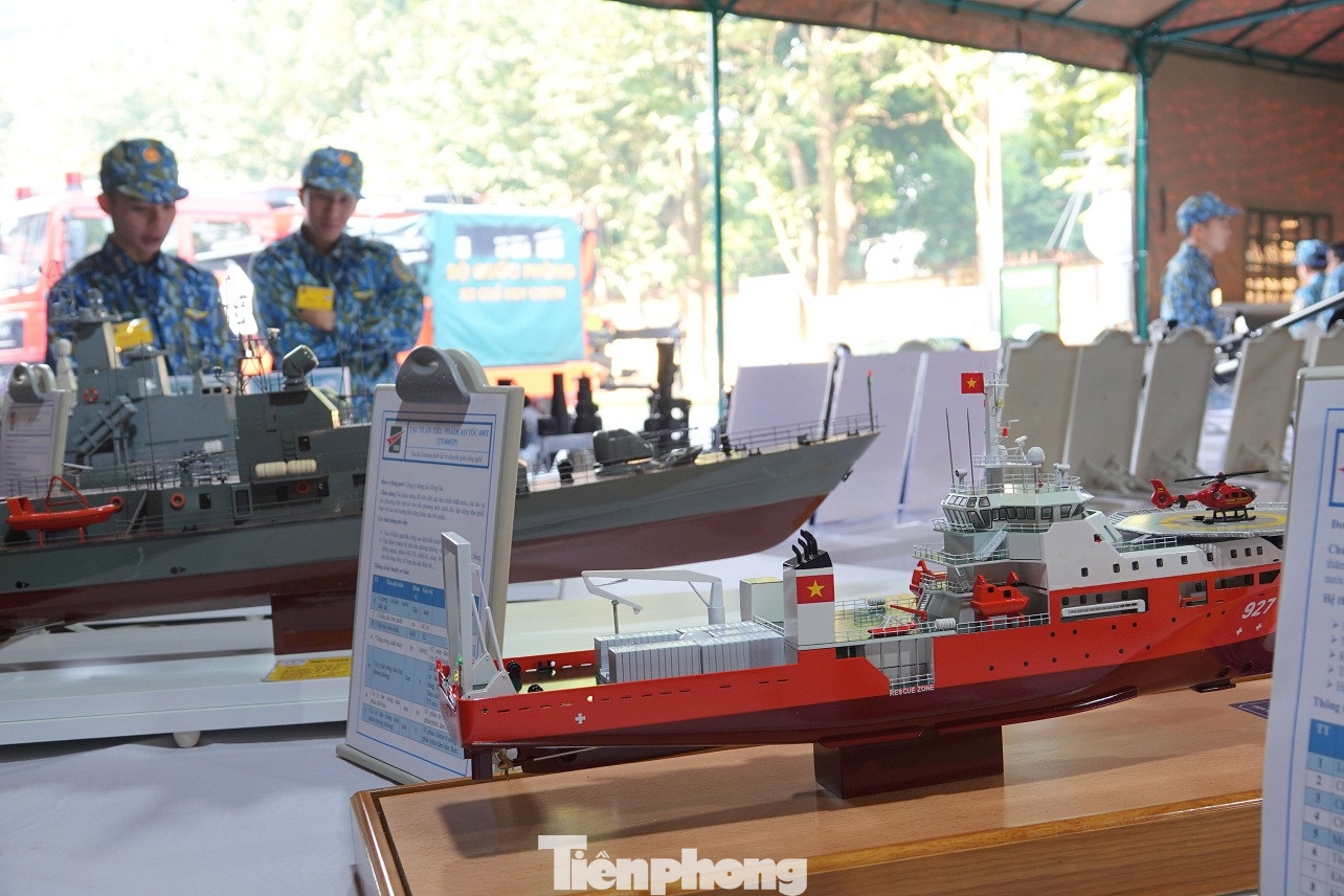 Thủ tướng tham quan xe tăng, tên lửa, khí tài hiện đại của Quân đội ảnh 12