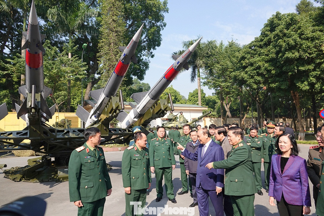 Thủ tướng tham quan xe tăng, tên lửa, khí tài hiện đại của Quân đội ảnh 4