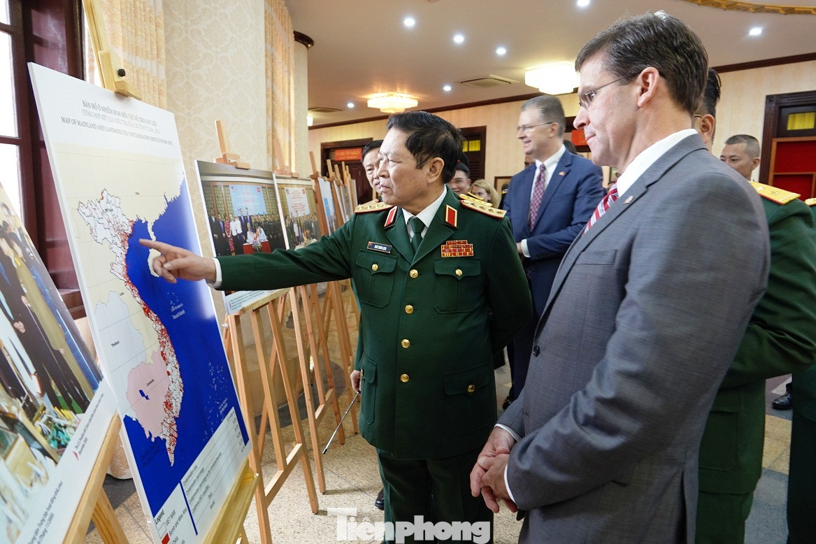 Bộ trưởng Quốc phòng Việt - Mỹ trao đổi hiện vật chiến tranh ảnh 3