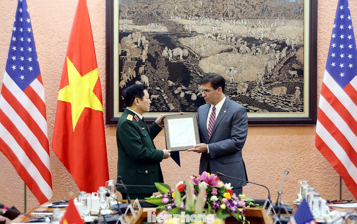 Bộ trưởng Quốc phòng Việt - Mỹ trao đổi hiện vật chiến tranh ảnh 2