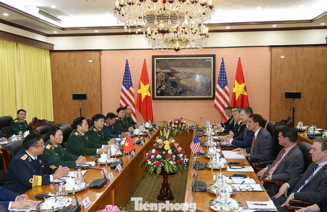 Bộ trưởng Quốc phòng Việt - Mỹ trao đổi hiện vật chiến tranh ảnh 4