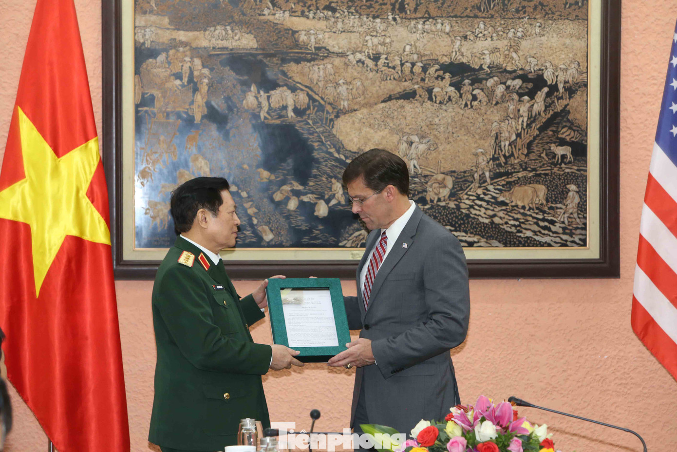 Bộ trưởng Quốc phòng Việt - Mỹ trao đổi hiện vật chiến tranh ảnh 1