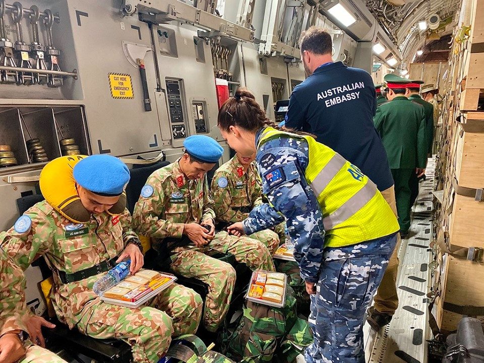 Cận cảnh vận tải cơ C-17A chở bác sĩ mũ nồi xanh Việt Nam sang Nam Sudan ảnh 5