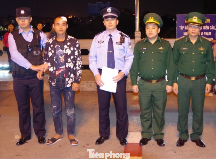 Biên phòng Việt Nam cứu công dân Trung Quốc gặp nạn trên sông biên giới ảnh 1