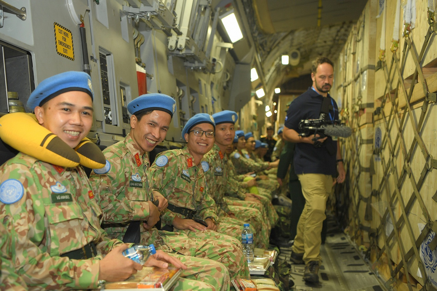 Cận cảnh vận tải cơ C-17A chở bác sĩ mũ nồi xanh Việt Nam sang Nam Sudan ảnh 13