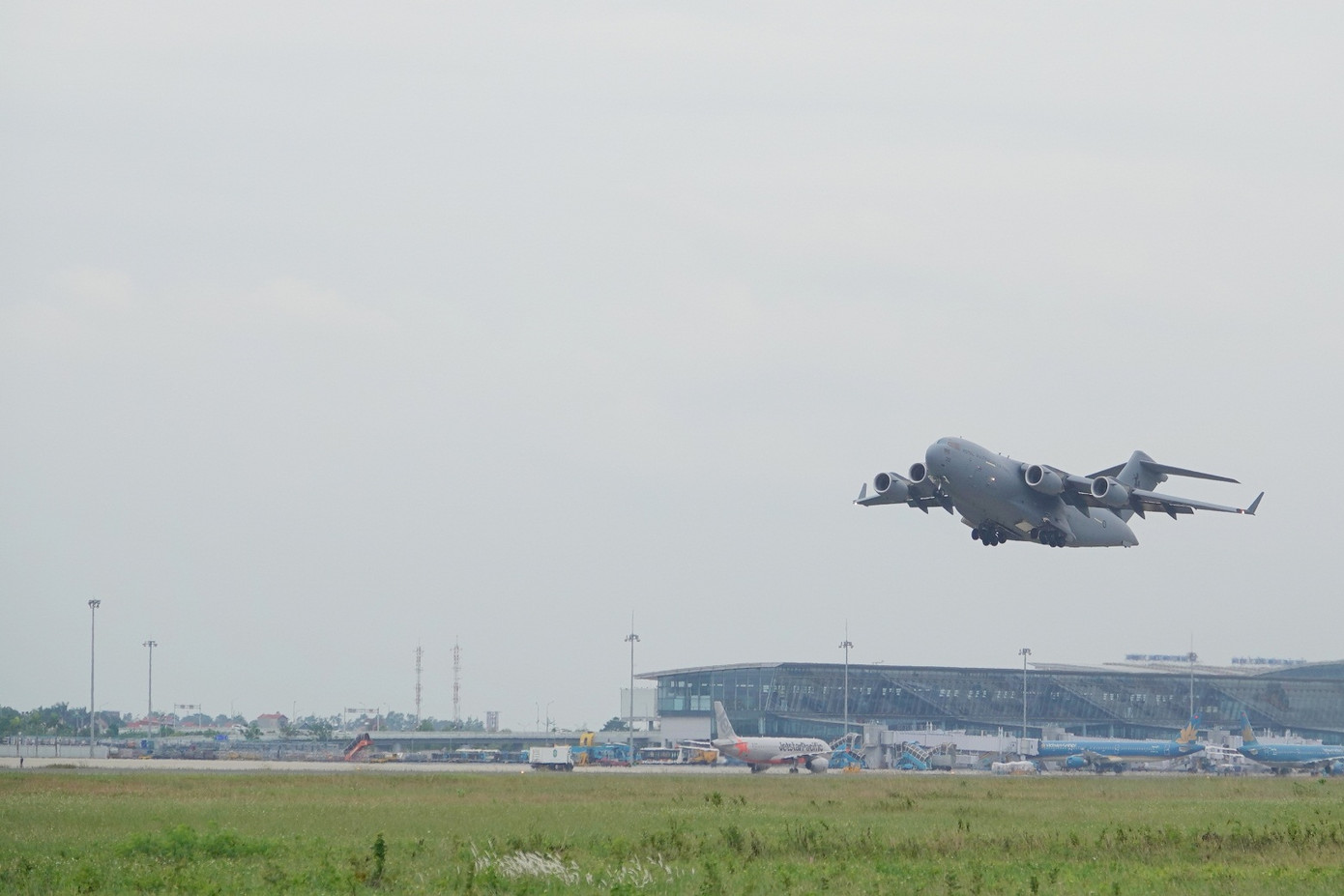 Cận cảnh vận tải cơ C-17A chở bác sĩ mũ nồi xanh Việt Nam sang Nam Sudan ảnh 16