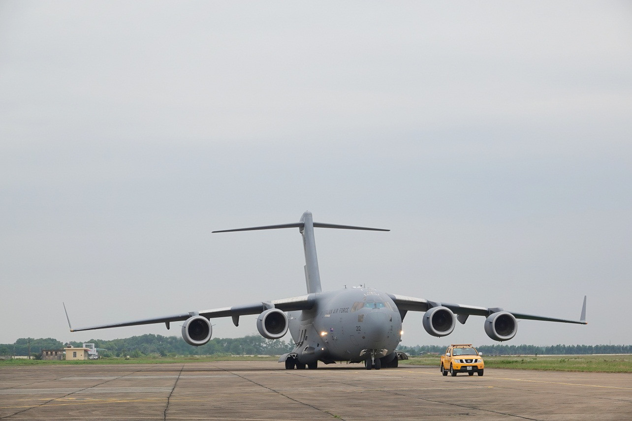 Cận cảnh vận tải cơ C-17A chở bác sĩ mũ nồi xanh Việt Nam sang Nam Sudan ảnh 15