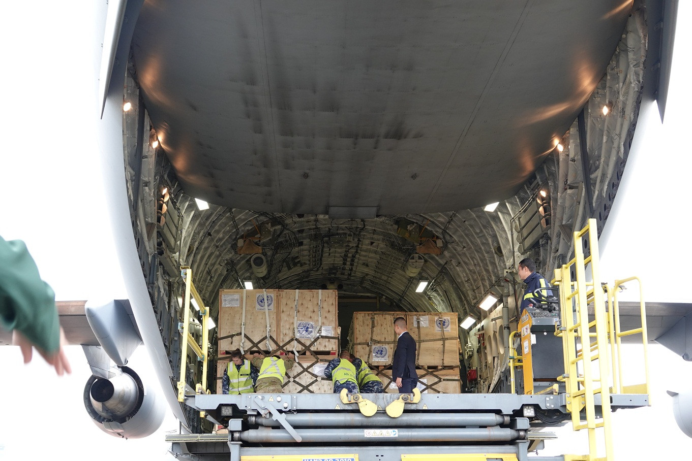 Cận cảnh vận tải cơ C-17A chở bác sĩ mũ nồi xanh Việt Nam sang Nam Sudan ảnh 10