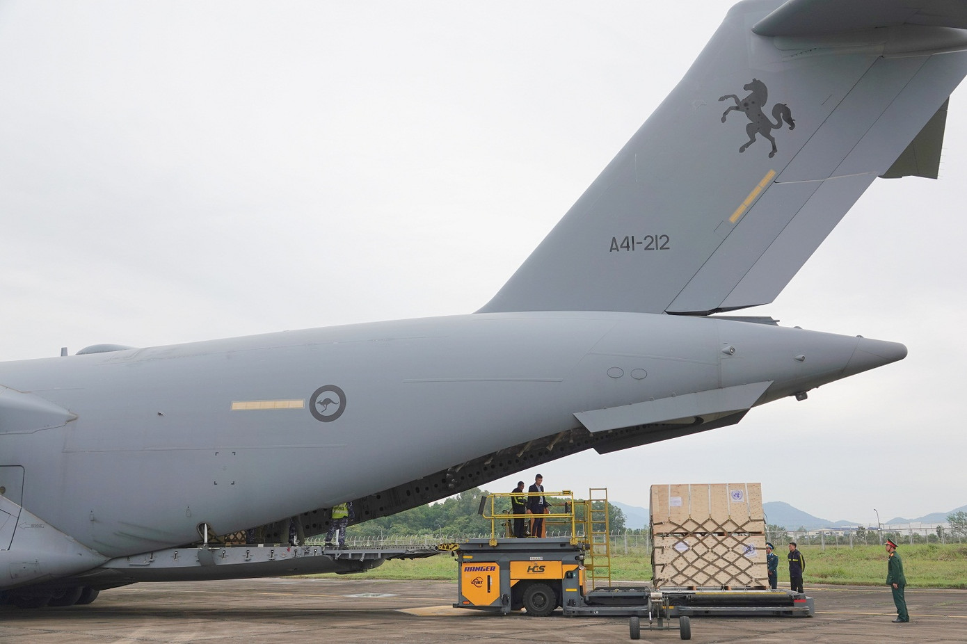 Cận cảnh vận tải cơ C-17A chở bác sĩ mũ nồi xanh Việt Nam sang Nam Sudan ảnh 8