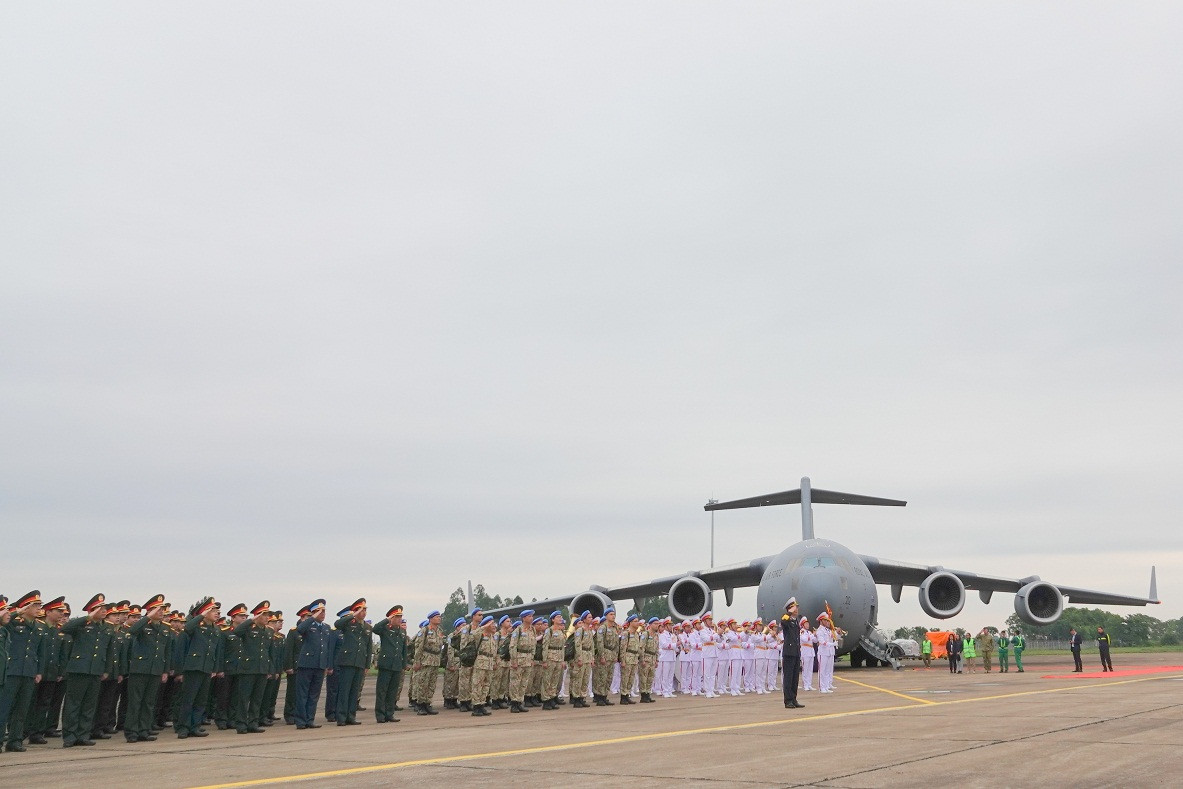 Cận cảnh vận tải cơ C-17A chở bác sĩ mũ nồi xanh Việt Nam sang Nam Sudan ảnh 1