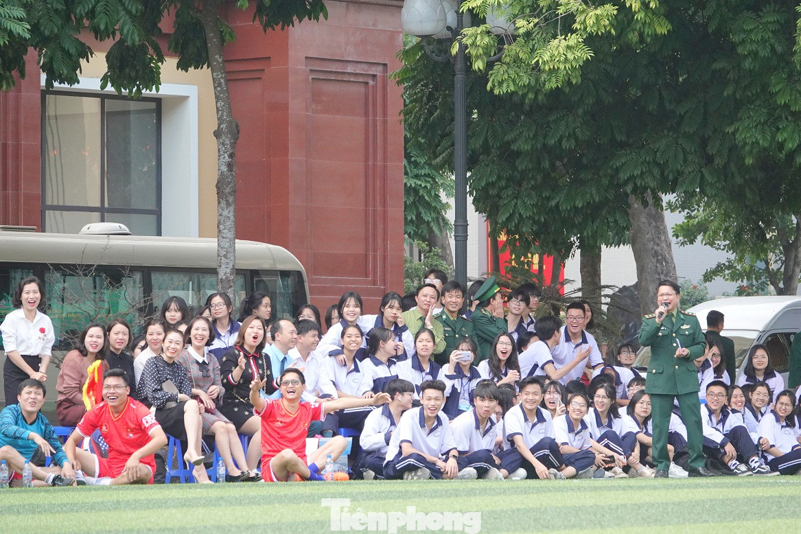 Tuổi trẻ giao lưu chào mừng Ngày hội Quốc phòng toàn dân ảnh 8