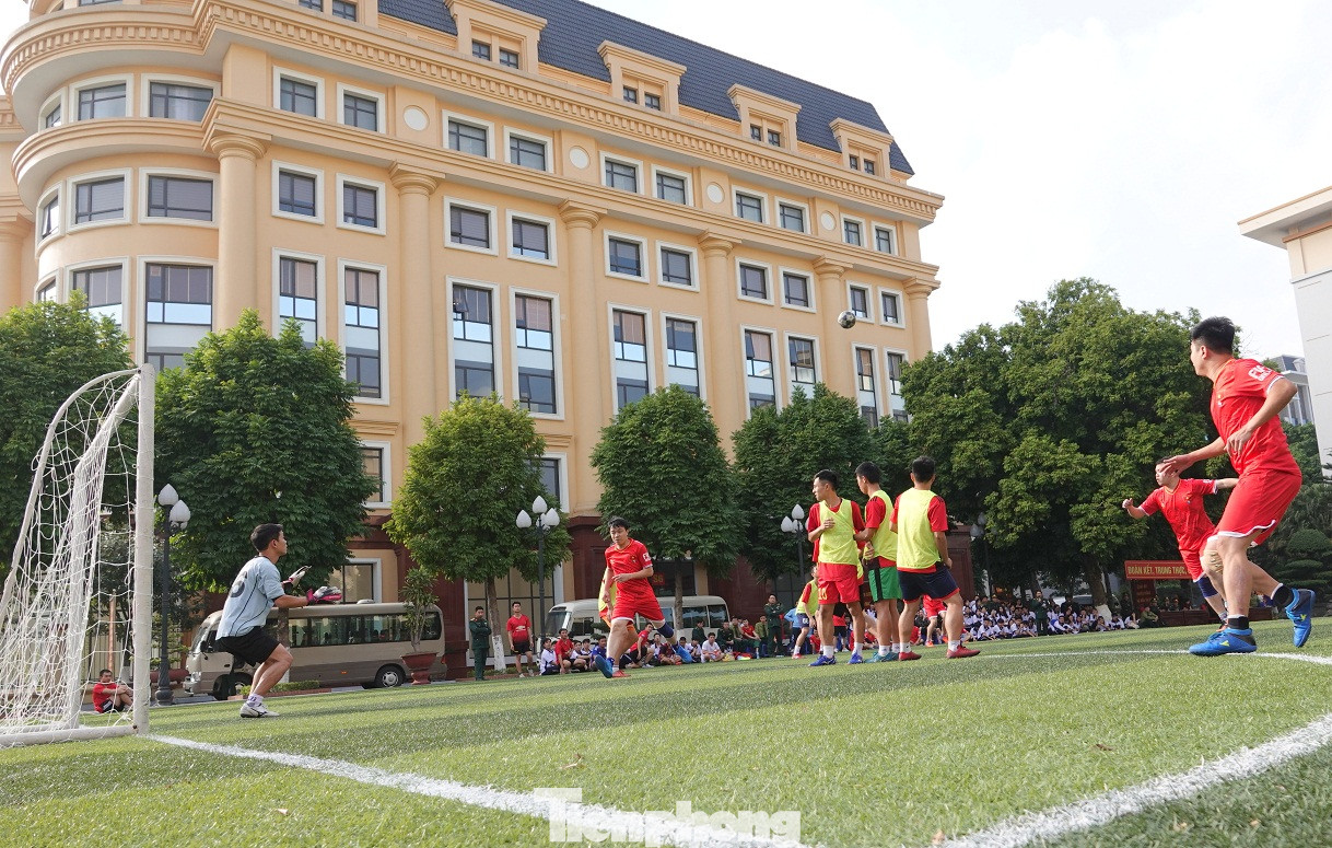 Tuổi trẻ giao lưu chào mừng Ngày hội Quốc phòng toàn dân ảnh 7