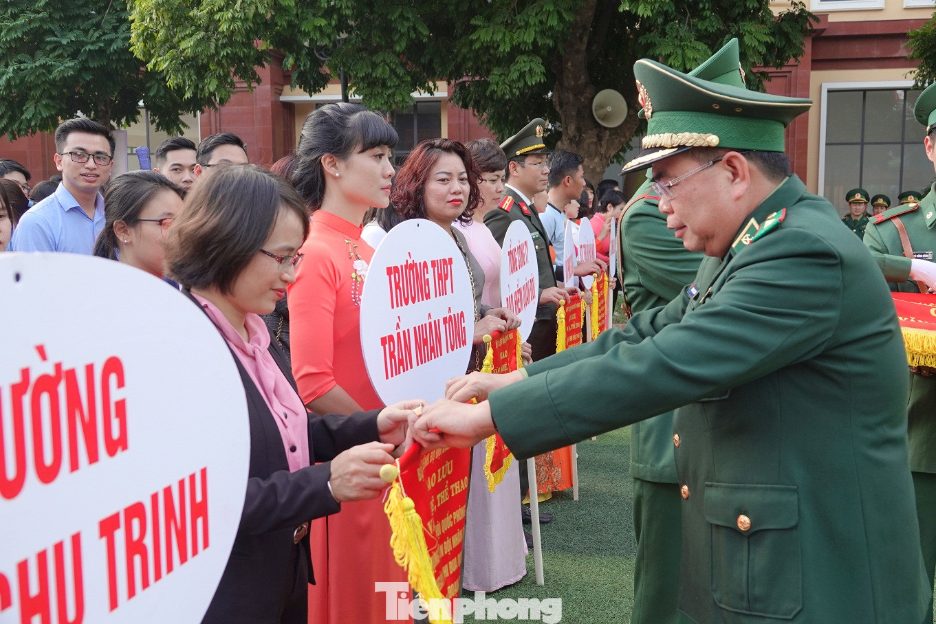 Tuổi trẻ giao lưu chào mừng Ngày hội Quốc phòng toàn dân ảnh 5