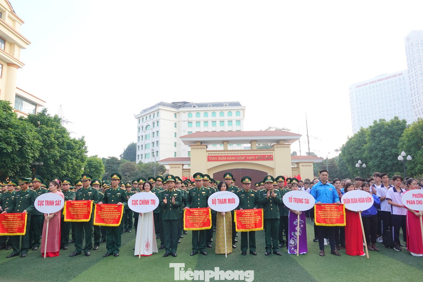 Tuổi trẻ giao lưu chào mừng Ngày hội Quốc phòng toàn dân ảnh 1