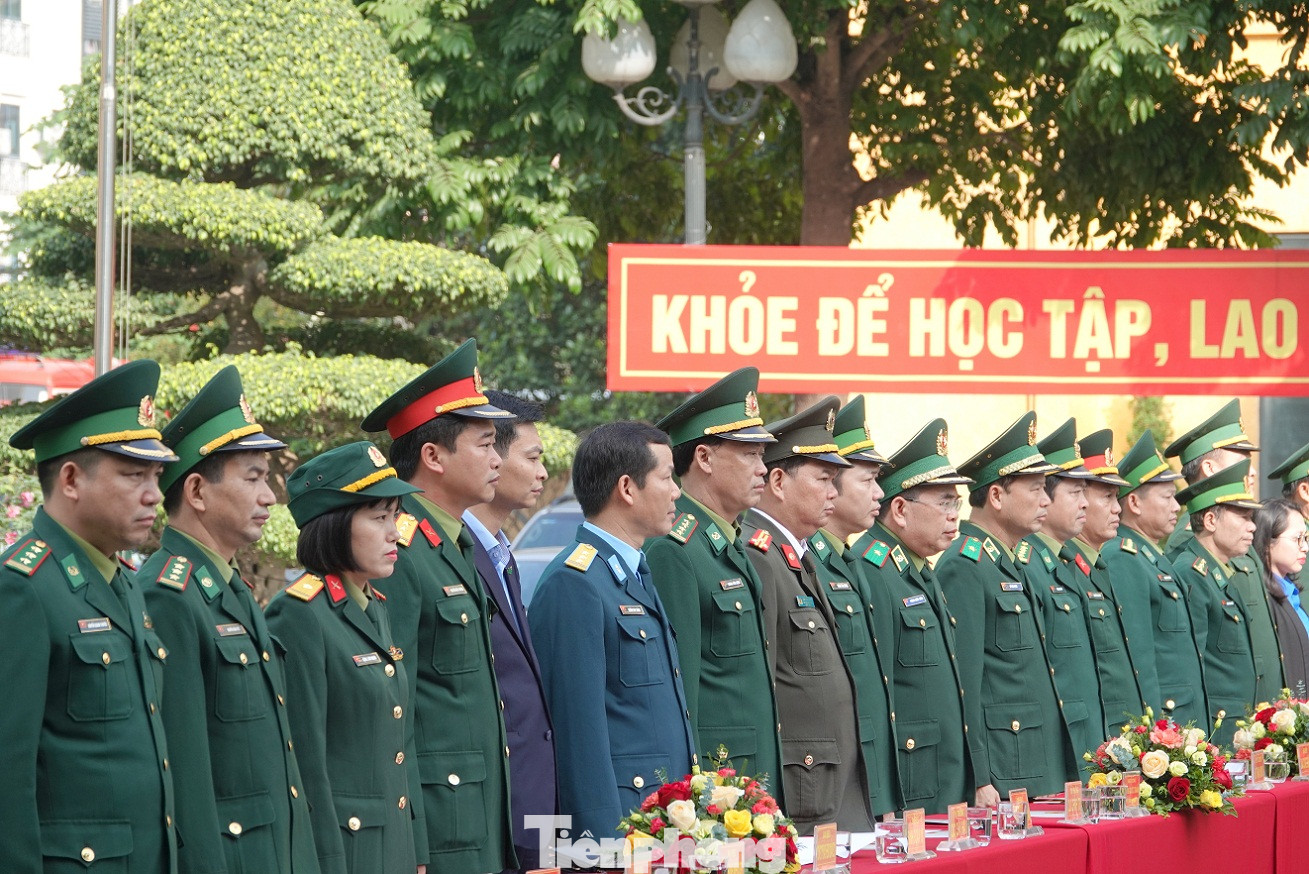 Tuổi trẻ giao lưu chào mừng Ngày hội Quốc phòng toàn dân ảnh 2