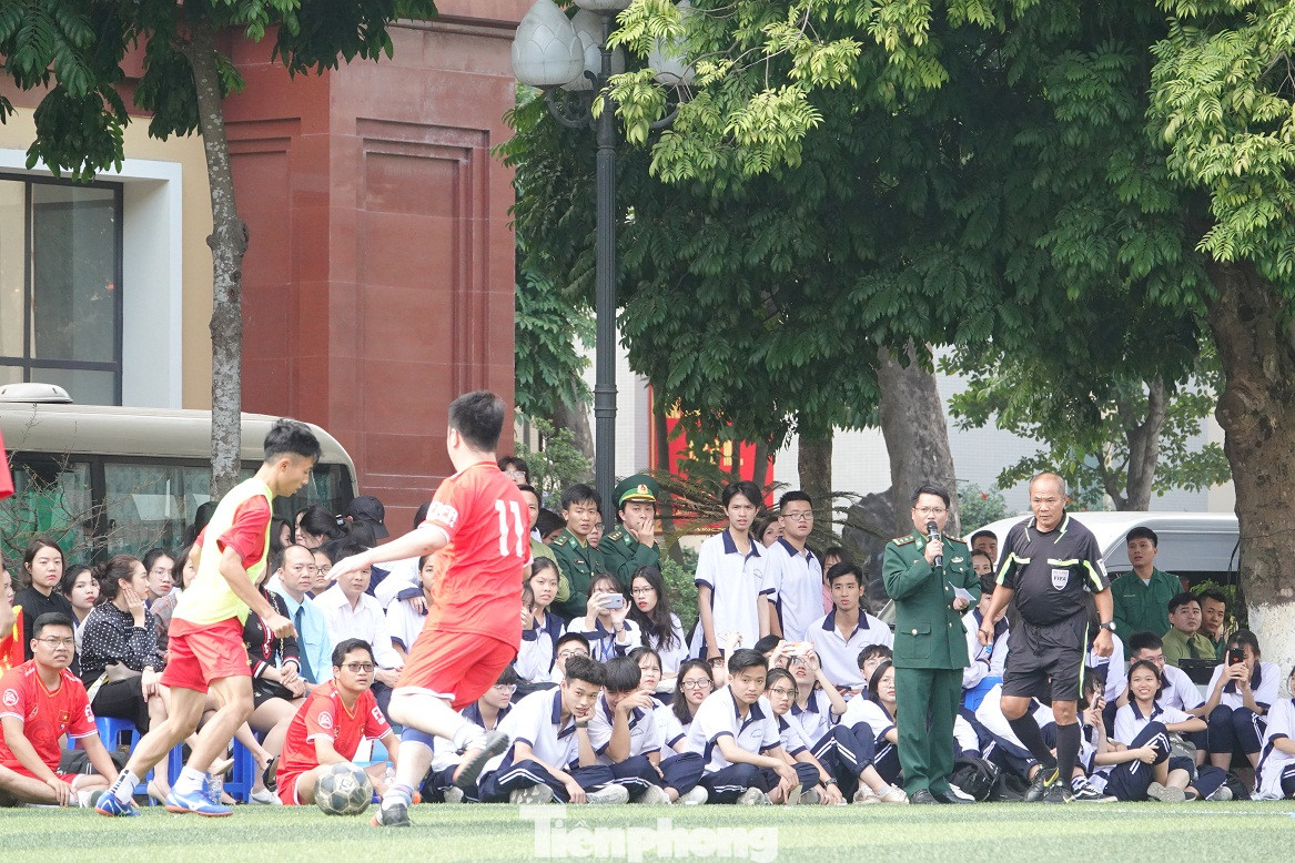 Tuổi trẻ giao lưu chào mừng Ngày hội Quốc phòng toàn dân ảnh 6