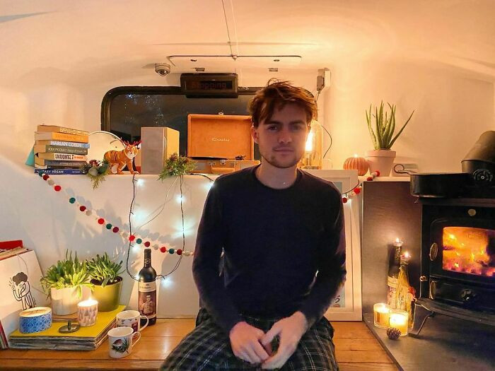 Cặp đôi biến xe buýt hai tầng thành ngôi nhà trong mơ ảnh 6