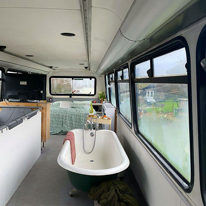 Cặp đôi biến xe buýt hai tầng thành ngôi nhà trong mơ ảnh 10