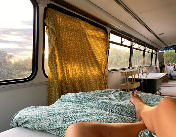 Cặp đôi biến xe buýt hai tầng thành ngôi nhà trong mơ ảnh 11