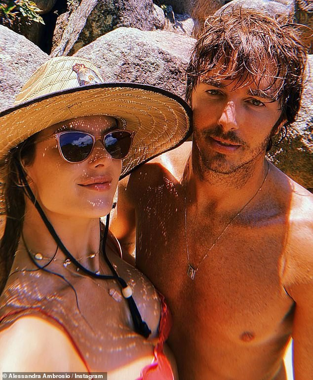 Alessandra Ambrosio tươi rói trên bãi biển, bộ bikini thành tâm điểm bàn tán ảnh 4