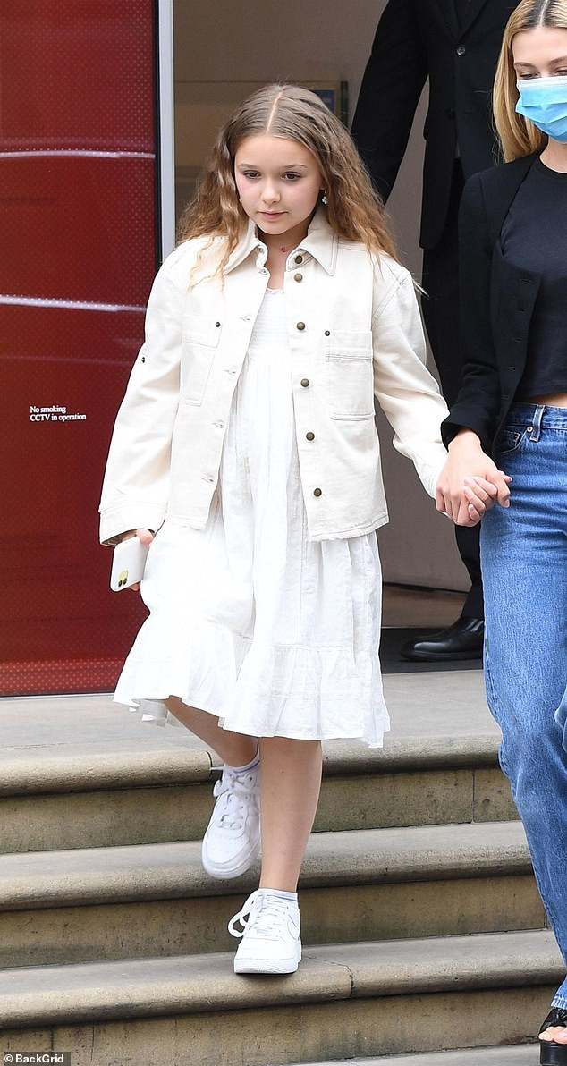 Cùng anh trai và chị dâu đi mua sắm, con gái 9 tuổi của Beckham bất ngờ bị ‘ném đá’ ảnh 5