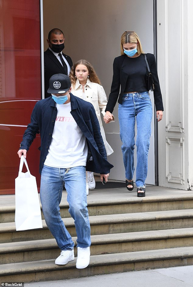 Cùng anh trai và chị dâu đi mua sắm, con gái 9 tuổi của Beckham bất ngờ bị ‘ném đá’ ảnh 2