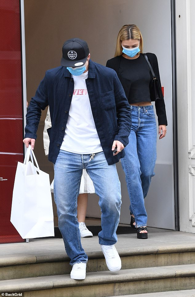 Cùng anh trai và chị dâu đi mua sắm, con gái 9 tuổi của Beckham bất ngờ bị ‘ném đá’ ảnh 1