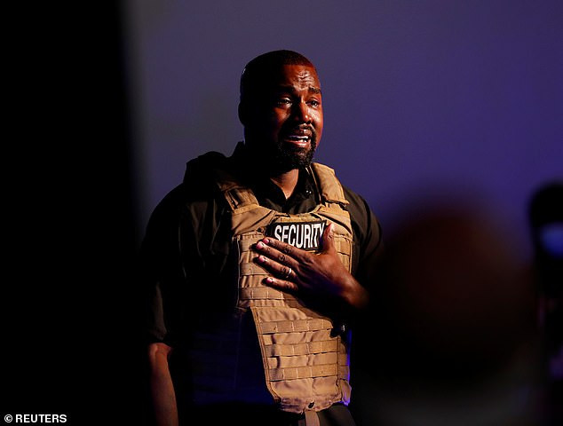 Kanye West khóc trong buổi vận động tranh cử đầu tiên. Đơn đăng ký ứng viên tổng thống của Kanye West có dấu hiệu gian lận ảnh 3