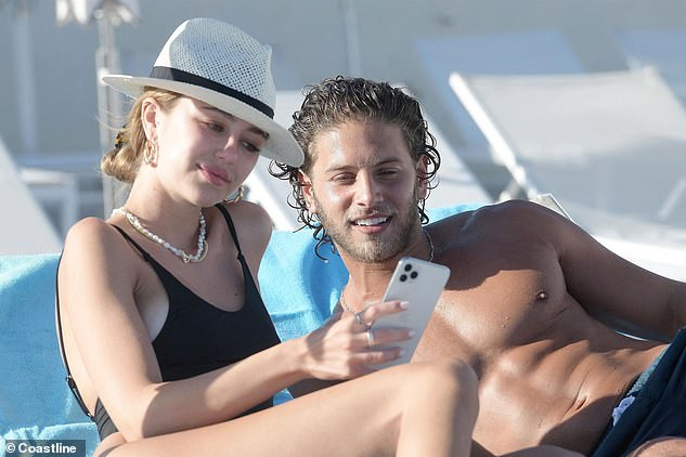 Mặc áo bơi khoét hông táo bạo, ‘cô chiêu’ Delilah Belle Hamlin vẫn cực sang ảnh 8