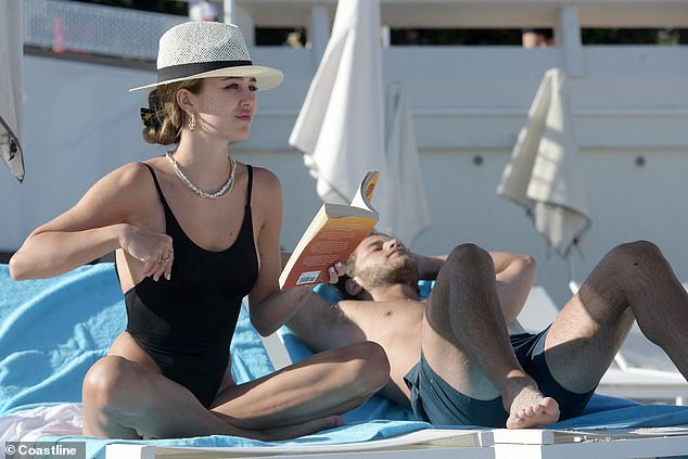 Mặc áo bơi khoét hông táo bạo, ‘cô chiêu’ Delilah Belle Hamlin vẫn cực sang ảnh 4