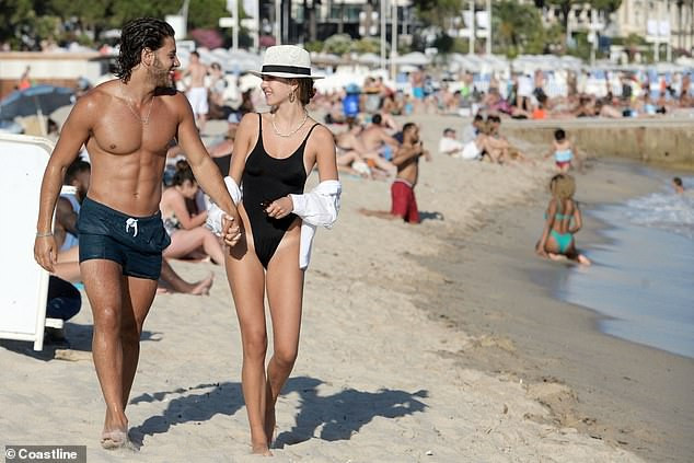 Mặc áo bơi khoét hông táo bạo, ‘cô chiêu’ Delilah Belle Hamlin vẫn cực sang ảnh 1