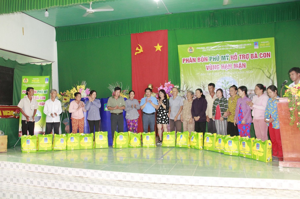 Đạm Phú Mỹ tặng 50 bồn nước cho bà con vùng hạn mặn Bến Tre ảnh 1