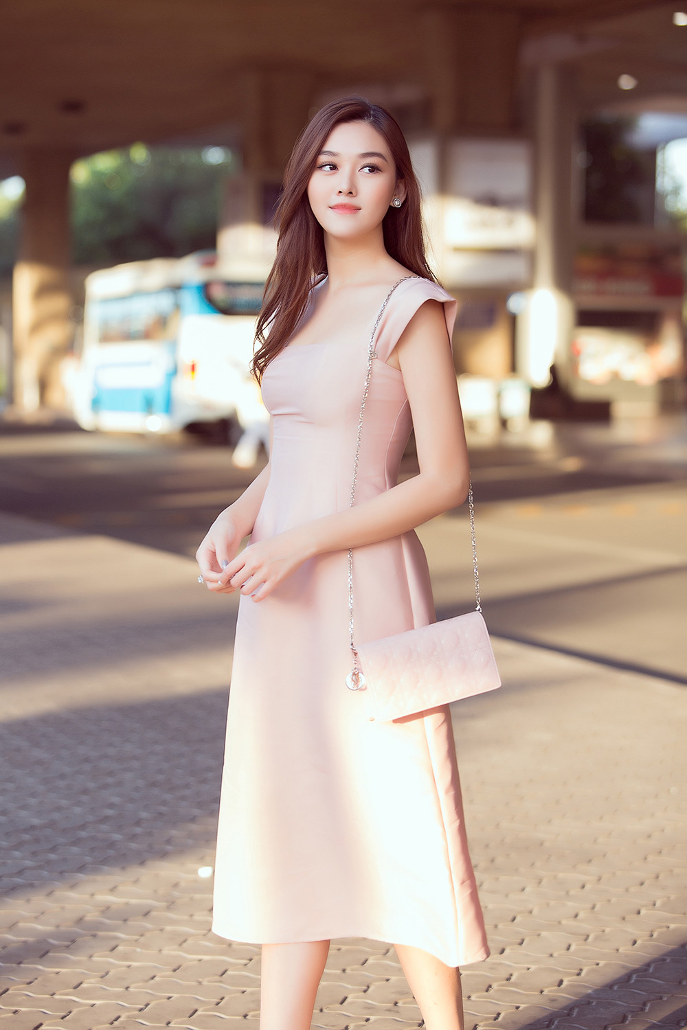 Kiều Loan, Tường San ra sân bay đón Lương Thuỳ Linh trở về từ Miss World ảnh 5