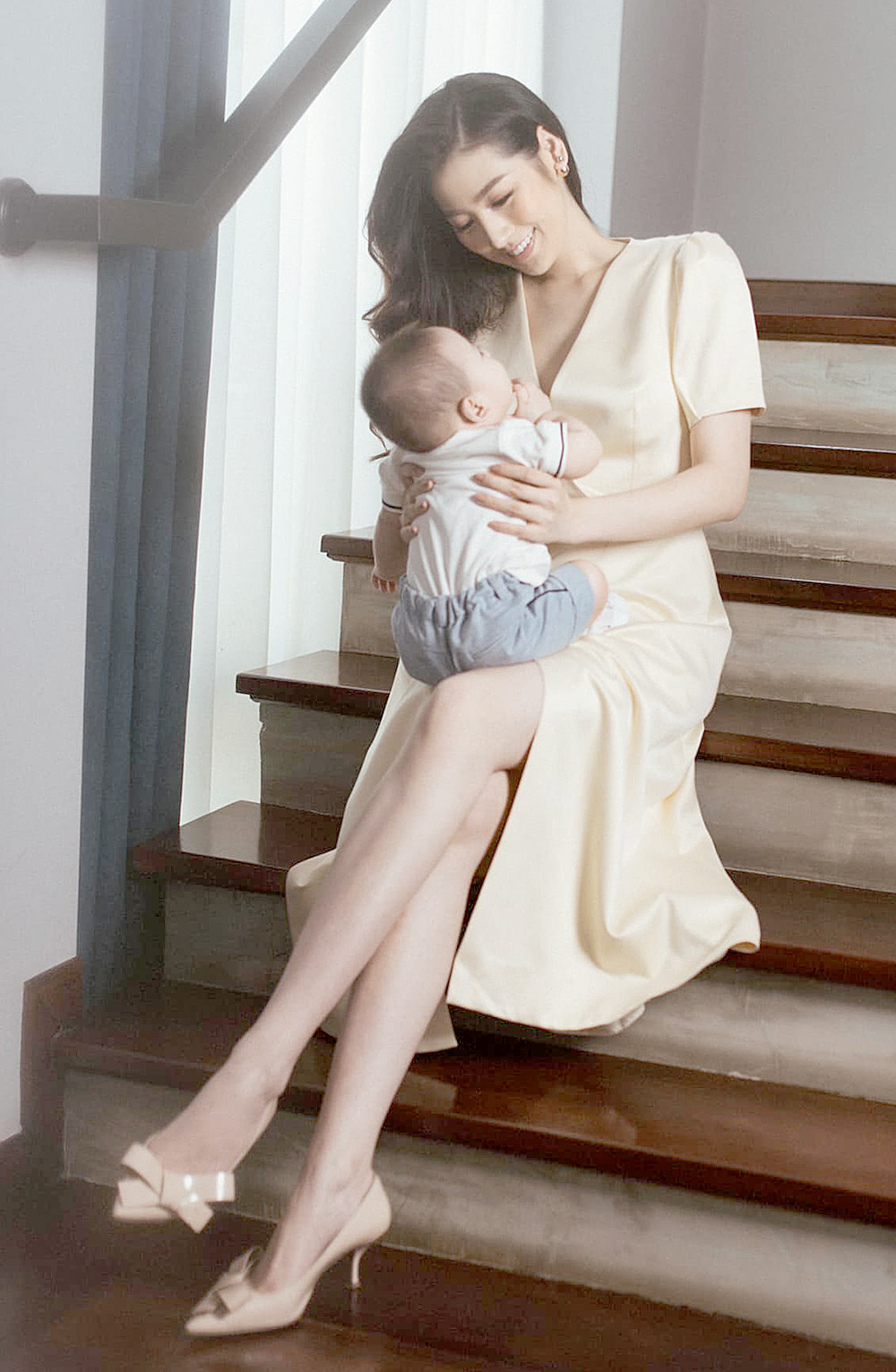 Á hậu Tú Anh công khai diện mạo quý tử, sao Việt 'bấn loạn' vì vẻ đáng yêu ảnh 2