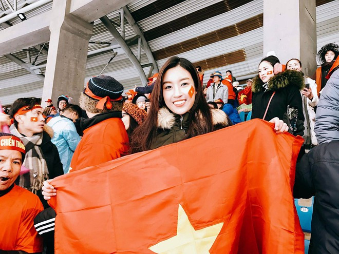 Dàn Hoa, Á hậu hừng hực khí thế chờ xuống đường mừng U22 Việt Nam vô địch! ảnh 3