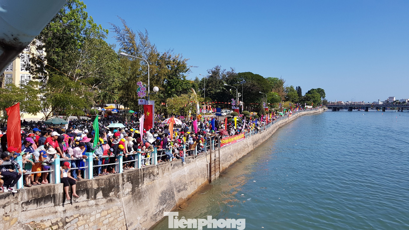 Tưng bừng lễ hội đua thuyền trên sông Cà Ty ảnh 2