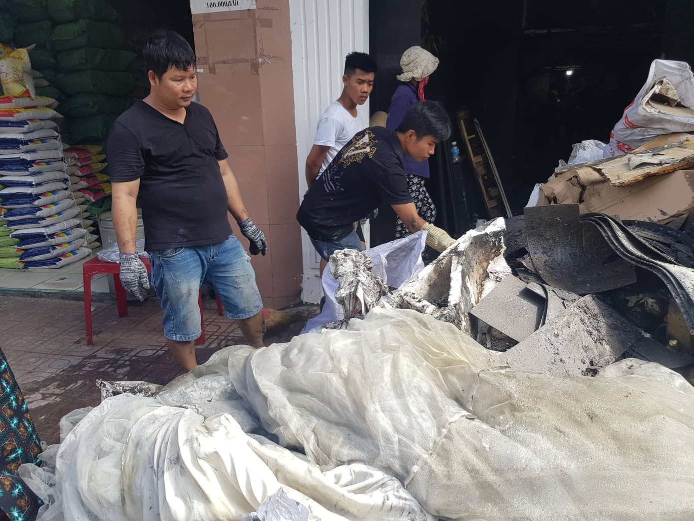 Cháy tiệm áo cưới, 3 người may mắn thoát nạn ảnh 3