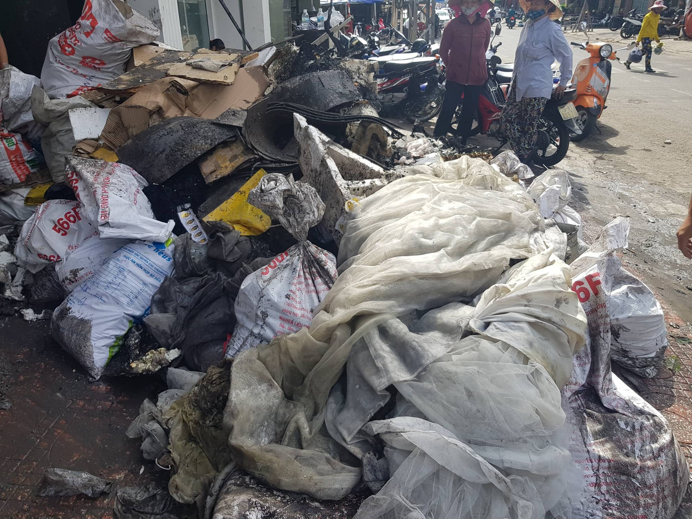 Cháy tiệm áo cưới, 3 người may mắn thoát nạn ảnh 4