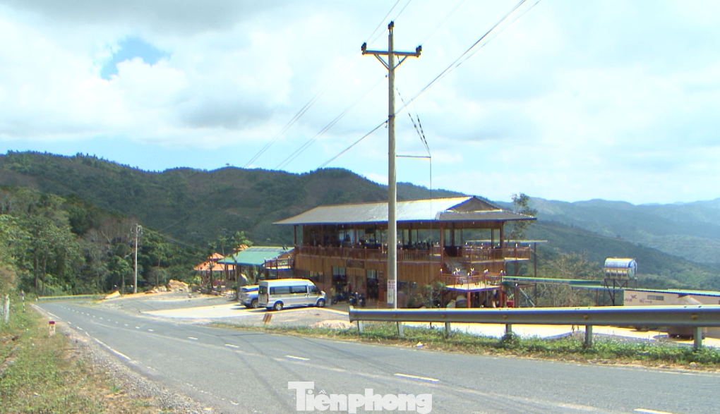 Ì ạch tháo dỡ trạm dừng chân xây trái phép trên quốc lộ ảnh 3