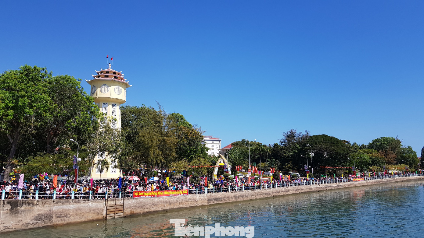 Tưng bừng lễ hội đua thuyền trên sông Cà Ty ảnh 1