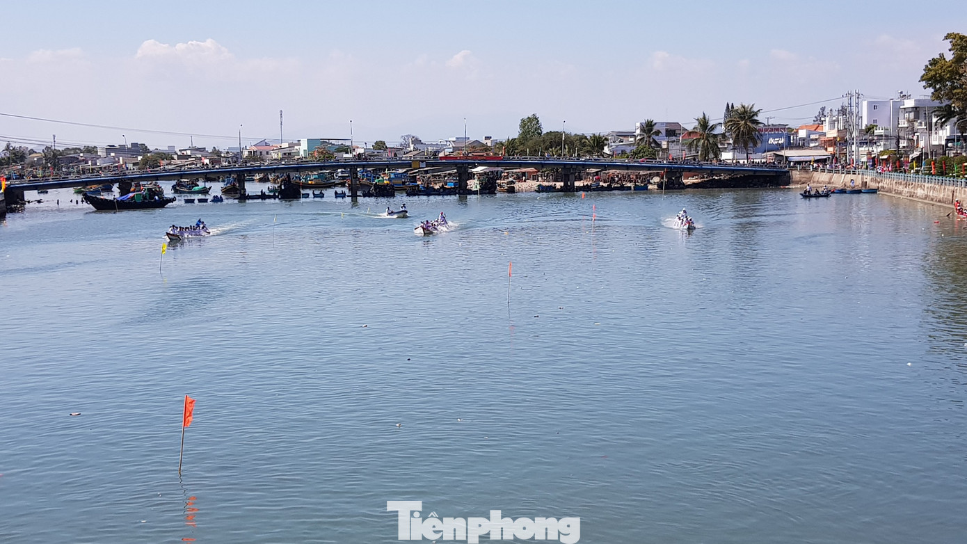 Tưng bừng lễ hội đua thuyền trên sông Cà Ty ảnh 7
