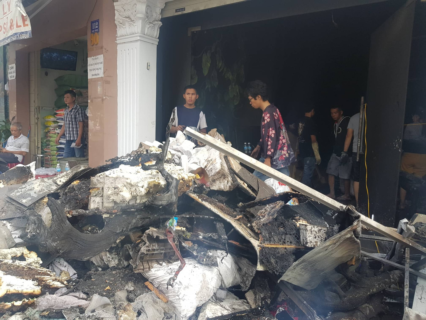 Cháy tiệm áo cưới, 3 người may mắn thoát nạn ảnh 2