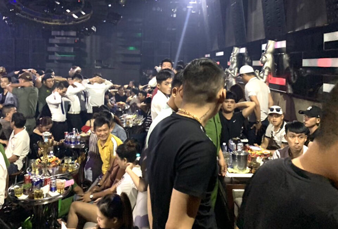 Phát hiện gần 200 người thác loạn trong quán bar lúc rạng sáng ảnh 1