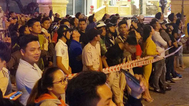 Người đàn ông cắt bộ phận sinh dục, đòi nhảy từ tầng 23 của khách sạn ảnh 4