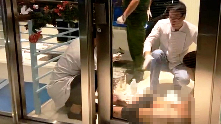 Người đàn ông cắt bộ phận sinh dục, đòi nhảy từ tầng 23 của khách sạn ảnh 3