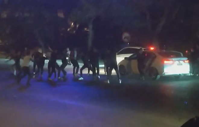 2 cô gái dắt theo khoảng 20 người dàn trận hỗn chiến vì mâu thuẫn trên Facebook ảnh 1