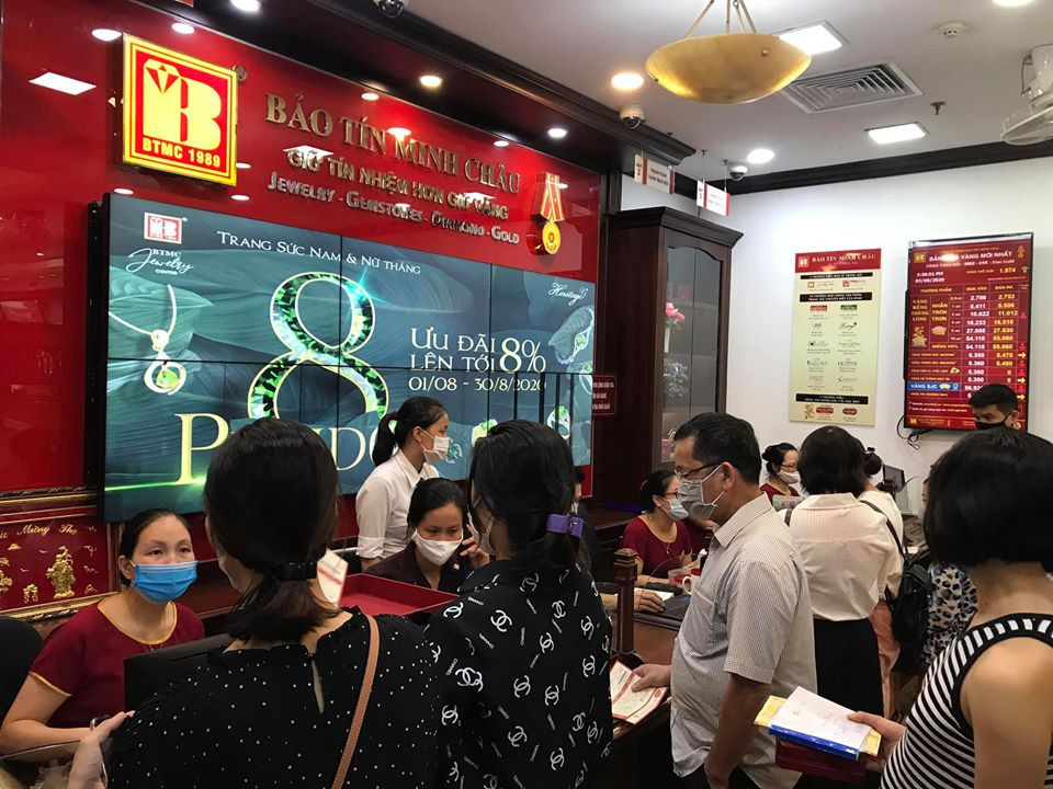 Giá vàng gần chạm mốc 59 triệu đồng: Lúc này mua hay bán? ảnh 1