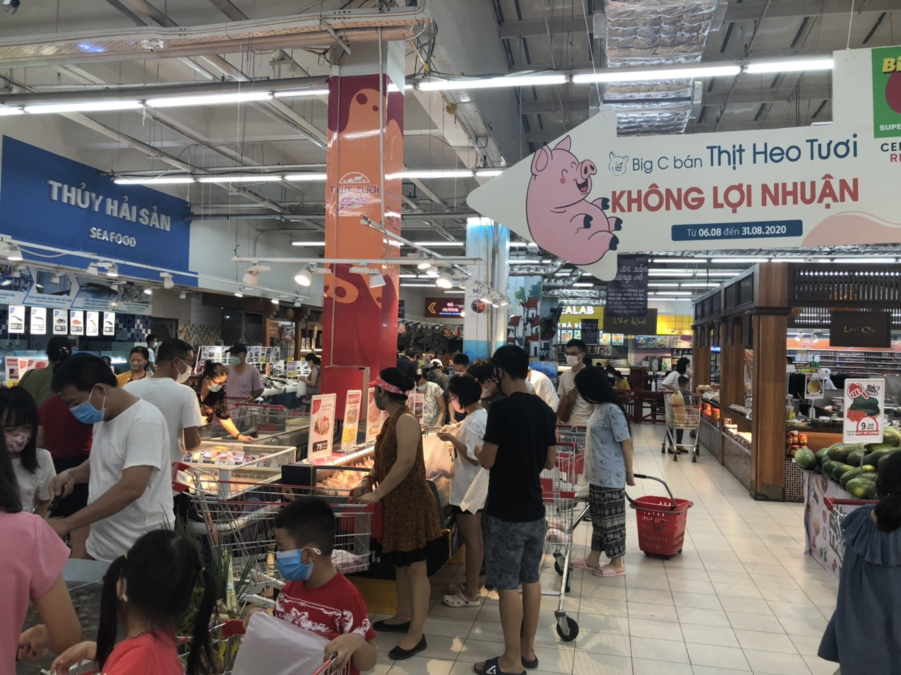 Giá thịt lợn bắt đầu giảm, doanh nghiệp đua nhau bán không lợi nhuận ảnh 1