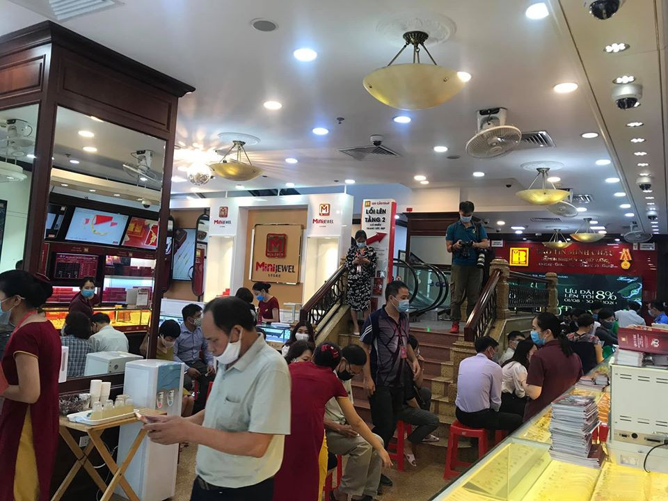 Giá vàng 62 triệu đồng/lượng: Dân rủ nhau bán chốt lời ảnh 1